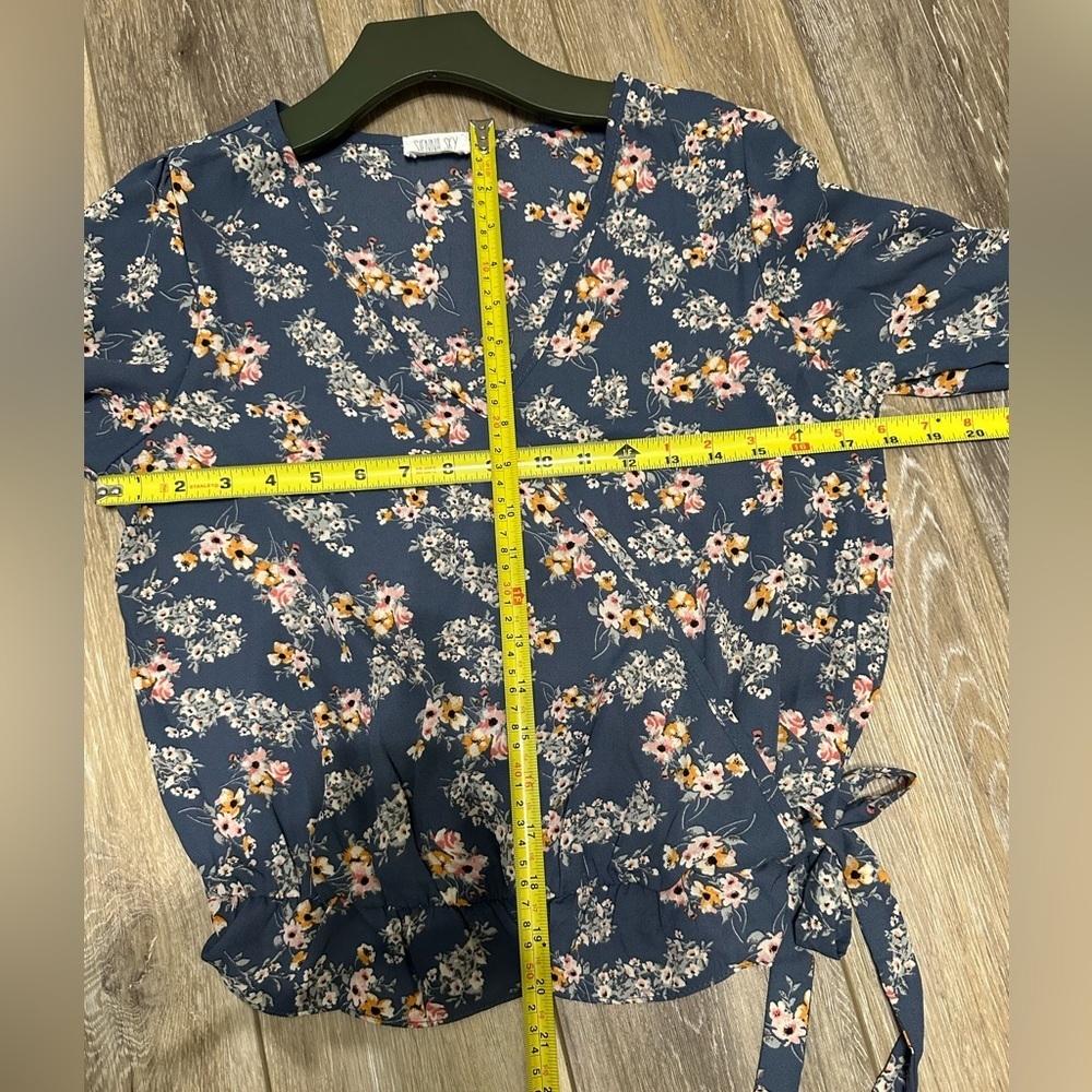 🛍️ blue with multi color floral print top with new condition never worn. - Picture 2 of 5